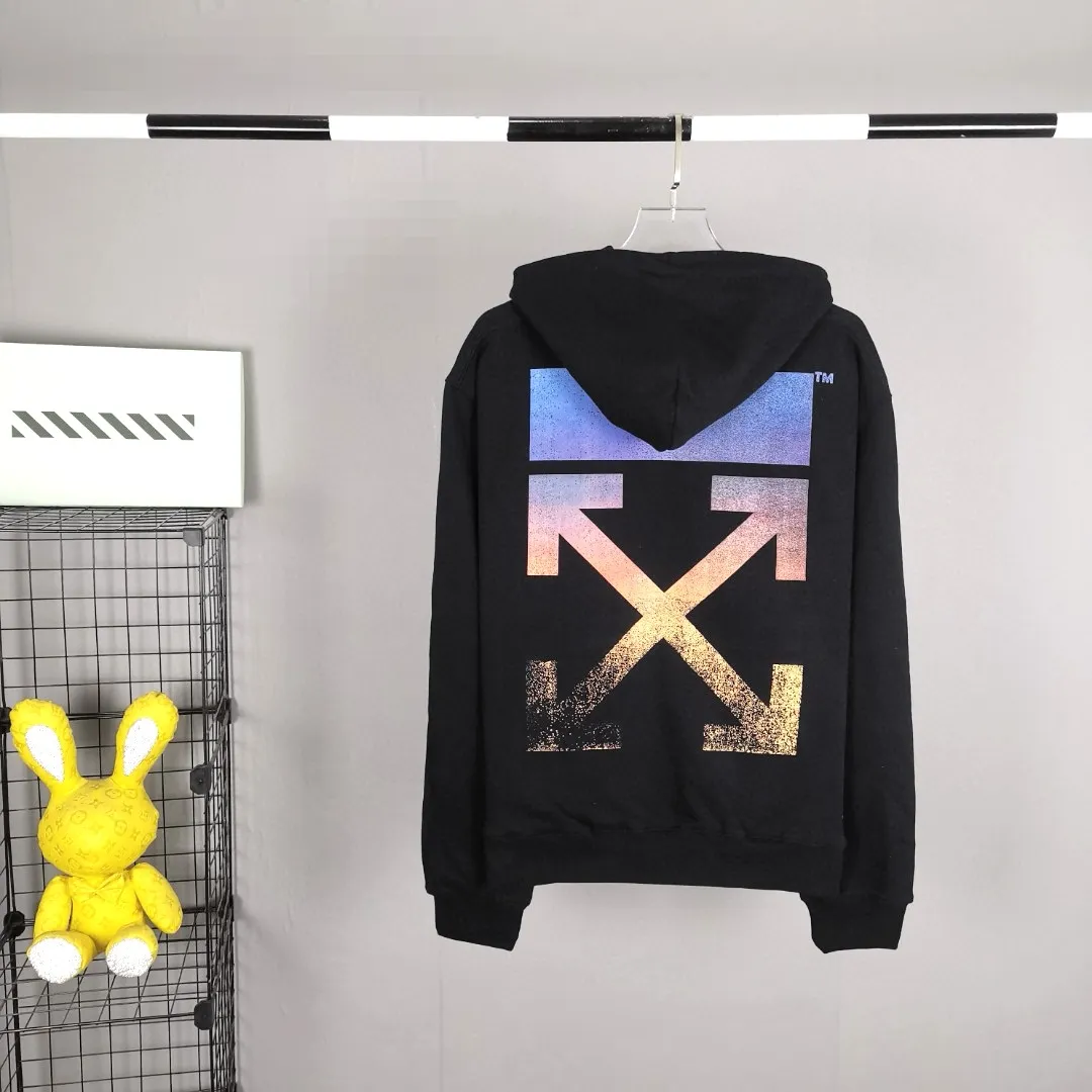 Top tested version 2022SS new spring and summer OFF WHITE blurred color gradient frosted arrow pure cotton OW same style autumn and winter pure cotton hoodie sweatshirt for male and female couple stars. The printing adopts screen printing technology, and 5 sets of screen printing are made of contrasting colors. The first set of white glue is used as base, the second is blue, the third is purple, the fourth is orange, and the fifth is yellow, plus authentic one-to-one craftsmanship restoration. Refuse to use misprinting technology to replace the visual effect of gradient colors. Create a gradient frosted texture. The printing is visually matte, and the feel is also matte. It feels gritty to the touch. And the printing can be pulled apart. Customized collar watch, washed, hang tag. To distinguish the market, use 19 bids instead of 20 bids. The fabric is made of 480g large fish scale pure cotton terry fabric, which is full of drape.  Color: Black Size: XS-L P:390